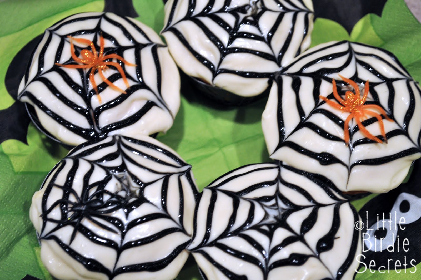 Spider web cupcakes halloween · Spiderweb cupcakes are an easy Halloween dessert recipe that is fun to make, and the cupcakes are delicious, too! I’m joining up with some of my favorite bloggers again this year to bring you some fabulous Halloween rahipclr.ga Time: 1 hr.